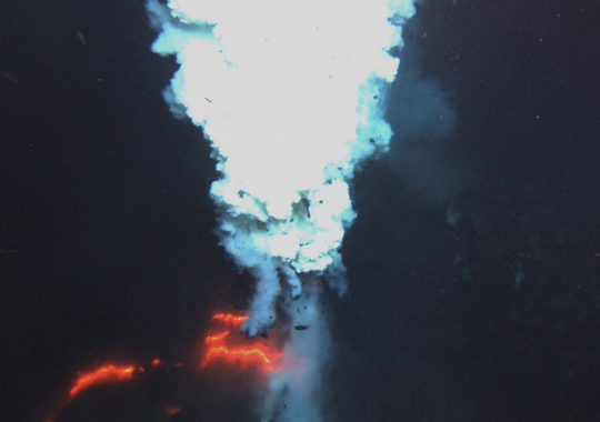 科学家观测到南太平洋海底火山喷发奇观(图)