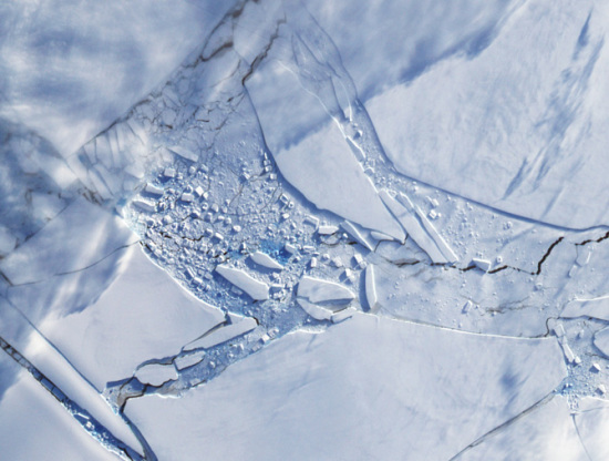 此图则是由美国宇航局“陆地”卫星(Terra)于2009年11月拍摄，它以更宽的视角展现了威尔金斯冰架崩裂事件。