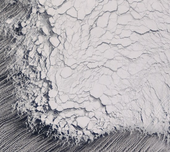 鄂霍次克海位于西伯利亚和堪察加半岛之间。一到冬天，鄂霍次克海就会被大面积的海冰覆盖。上图由美国宇航局“陆地”卫星于2007年2月利用中分辨率成像光谱仪所拍摄。图片显示的是来自西伯利亚的冷空气与鄂霍次克海海面上潮湿的海洋空气相结合，形成了大面积的云街。这些云街在鄂霍次克海海冰上空翻滚流动。
