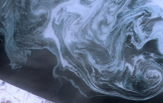 下图拍摄于2009年2月，是利用美国宇航局“陆地”卫星“先进星载热辐射与反射辐射计”(ASTER)所拍摄。图片显示的是海冰随着鄂霍次克海的洋流运动所形成的清晰的轨迹图。