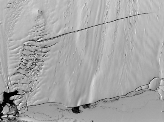 南极松岛冰河裂缝
