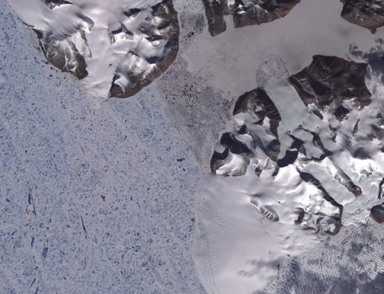 埃利斯冰架从加拿大北极地区的埃尔斯米尔岛上脱离。