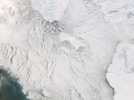 2008年2月，美国宇航局“水”卫星(Aqua)上的中分辨率成像光谱仪拍下了白令海峡中的海冰照片。上图左下角有一片绿色的海洋，那是由浮游植物所形成的色彩。随着海冰的浮动，卫星相机所看到的同一海域的场景也在不断变换。