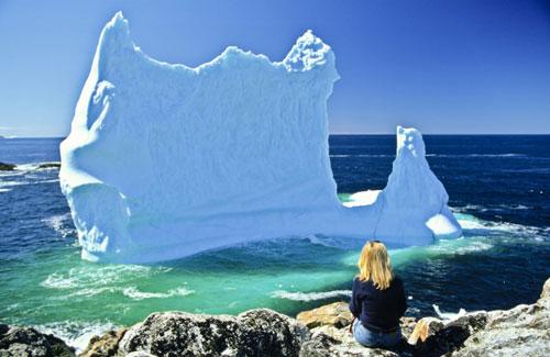摄影师拍到巨型冰山融化消失前壮观景象(组图)