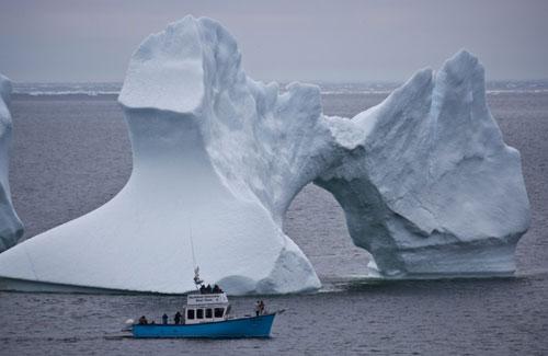 摄影师拍到巨型冰山融化消失前壮观景象(组图)(2)