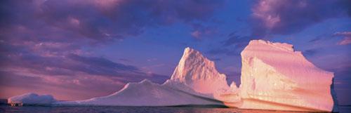 摄影师拍到巨型冰山融化消失前壮观景象(组图)(2)