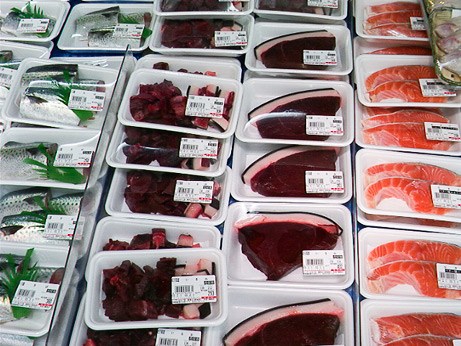 日本超市出售的海豚肉(图片提供：Ezra Clark, EIA )
