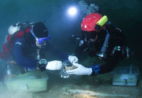测量古人类尸骸(图片提供：Eugenio Acevez, Instituto Nacional de Antropologìa e Historia/Reuters)