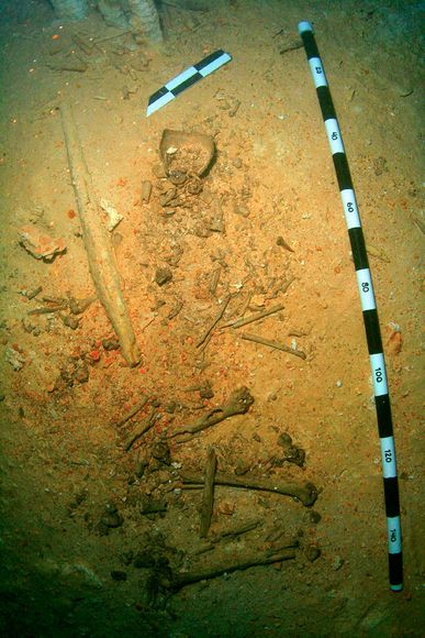 “小洞青年”尸骸(图片提供：Jeronimo Aviles, Instituto Nacional de Antropologìa e Historia/Reuters)