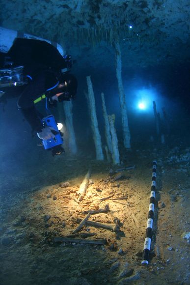对尸骸拍照(图片提供：Jeronimo Aviles, Instituto Nacional de Antropologìa e Historia/Reuters)