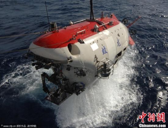 资料图：7月26日上午，中国载人深潜5000米级海试现场传来捷报，“蛟龙”号在第二次下潜试验中成功突破5000米水深大关，并成功回收至“向阳红09”船。