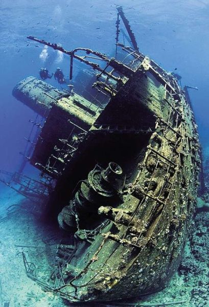 两名潜水人员正在参观长100米的货船“吉安尼斯D”号，这是在红海发现的最大沉船残骸