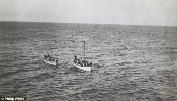 在平静的海面上，搭载幸存者的救生艇正划向“卡帕西亚”号救援船