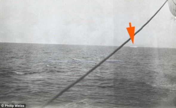 照片在一艘救援船上拍摄，展示了远处的一座冰山，可能就是导致“泰坦尼克”号沉没的罪魁祸首
