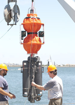 斯克里普斯研究所海洋工程师凯文·哈定和海洋技师乔西·曼格尔（Josh Manger）正一起准备测试哈定设计的深海着陆器