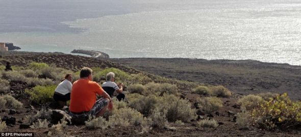 海上的火山活动把人们吸引到海岸，他们等待观看一个新岛的诞生