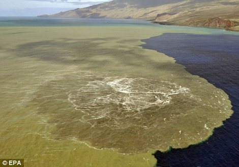 加那利群岛的耶罗岛喷出的岩浆高达20米，海水沸腾，硫磺气味飘散，随着它的增长并逐渐接近海面