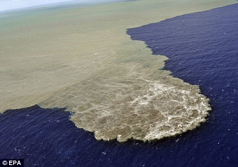 碎片被抛到空气中，加那利岛在过去四个月已经经历了10,000余次震颤
