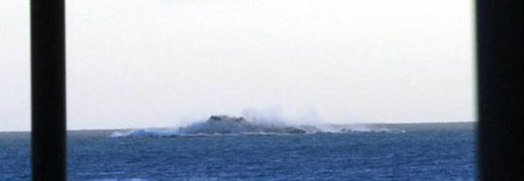 看上去像一个新岛已经形成，但其实这只是爆炸性火山喷出的熔岩正在进入空气