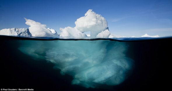 水下图片显示一座冰山到底延伸到水下多深处。这张照片是在格陵兰伊卢利萨特雅各布峡湾拍摄的