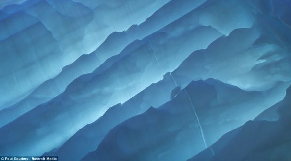 落日从背后照亮的这座蓝色冰山，就漂浮在阿拉斯加州基奈峡湾国家公园的埃里克冰川附近