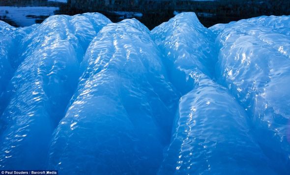 在挪威斯瓦尔巴特群岛东北地岛拍摄的一座正在融化的冰山的表面