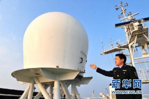 12月14日，“中国海监50”号三副胡红祥在介绍ＶＳAＴ卫星天线系统。