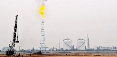 12月20日，正在熊熊燃烧的放空火炬，火势比平时大2至3倍。平日，这一火炬在点燃时能起到稳定天然气压力的作用，现在，加大燃烧火势，是为了尽快烧尽仍存于海底输气管线中的天然气。图 新华社