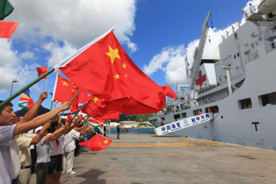资料图：中国海军“和平方舟”号医院船圆满完成在塞舌尔为期5天的医疗服务任务，驶离塞舌尔首都维多利亚，前往孟加拉国。新华社记者查春明摄