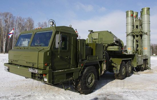 资料图：俄罗斯新型S-400防空系统导弹发射车