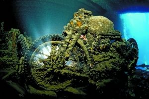 埃及红海海域，“Thistlegorm”号沉船内部二战时期的英国摩托车。