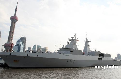 资料图：南非海军“斯皮恩卡普”号护卫舰于10月16日下午驶抵上海扬子江码头。中新社发 汤彦俊 摄