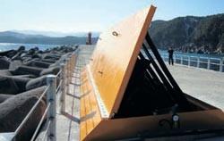 韩国开发出折叠式防波堤高达10米可防海啸(图)