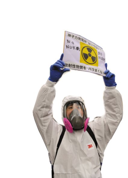27日，示威者戴着防毒面具在东京电力公司总部大楼前抗议