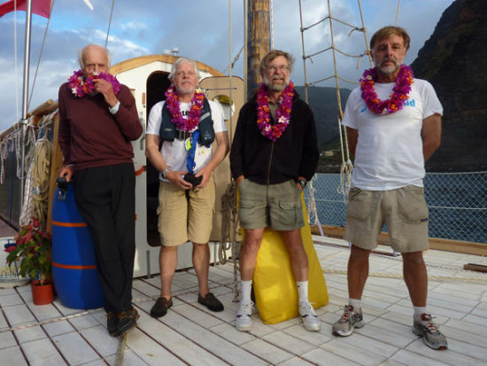 4位英国老人乘筏横渡大西洋年龄最长者85岁
