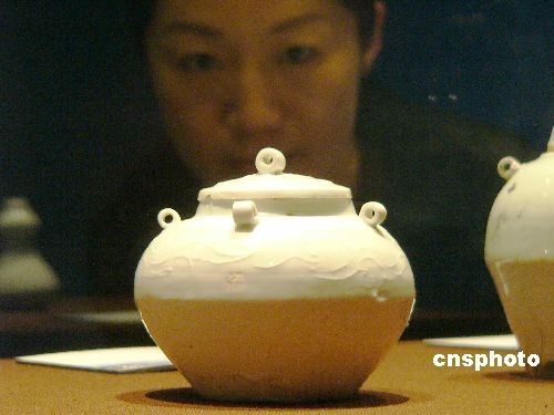 资料图：2008年5月16日，由国家博物馆主办的《南海惊梦--“南海一号”宋代沉船遗址前期科考成果展》在有着六百多年历史端门大殿内正式开展，36件从该船打捞出水的宋代珍贵瓷器首度与公众见面。  中新社发 潘旭临 摄