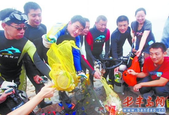 志愿者清理海底垃圾宣传保护海洋环境(图)