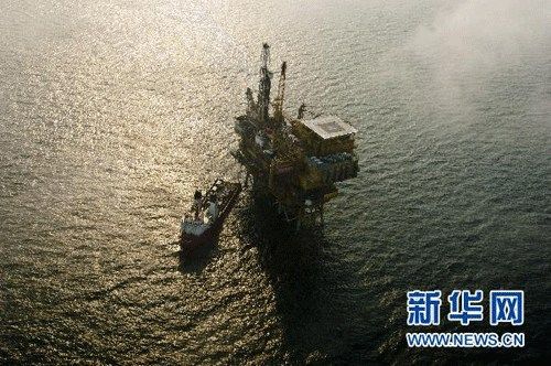   这是蓬莱19-3油田溢油事故C平台(7月11日摄)。当日，记者乘坐中国海监B-7101直升飞机来到蓬莱19-3油田溢油事故B、C平台上空进行探访。在C平台，只见有少量油花溢出并形成一条油带，现场5艘消油船使用吸油拖缆和吸油毡正在紧张作业。在B平台，由于海面雾气太大，只能隐约看见一艘作业船停靠在钻油平台作业。新华社记者 腾军伟 摄