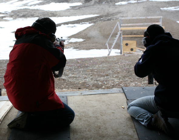 北极熊习性学习和射击训练是考察队员的必修课（摄影：艾松涛）