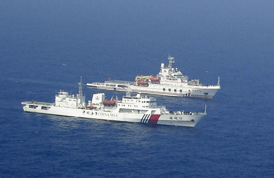 中国海巡船进行海上救援演练。
