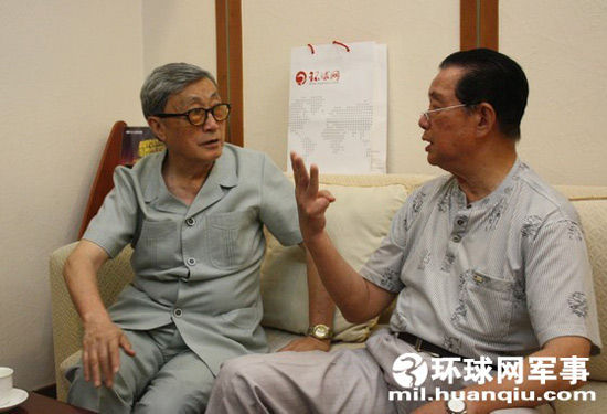 中国人民解放军海军装备技术部原部长海军少将郑明和赤瓜礁海战我军海上指挥员陈伟文海军少将谈论起那场赤瓜礁海战。（摄影 环球网军事 张加军）