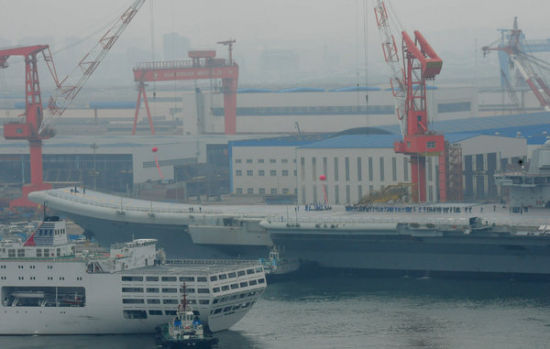 资料图：我国首艘航母完成海试后返回大连。