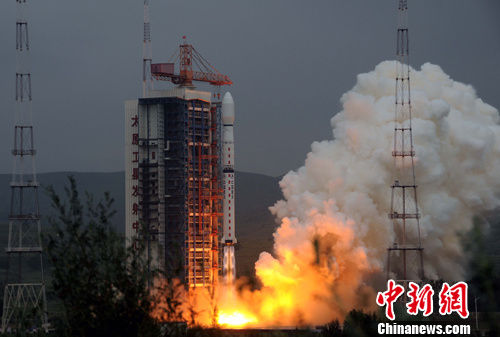 北京时间16日6时57分，中国在太原卫星发射中心用“长征四号乙”运载火箭，将中国第一颗海洋动力环境监测卫星“海洋二号”成功送入太空。中新社发 孙自法 摄  