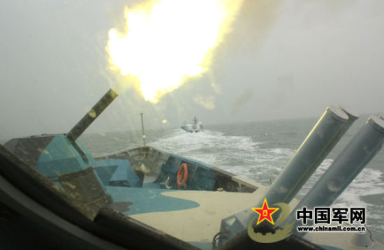 022型导弹艇舰首近防炮射击