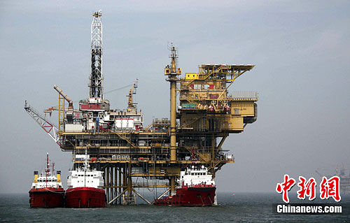 根据国家海洋局的要求，蓬莱19-3油田将于今日全油田停产。图为蓬莱19-3油田C平台。中新社发 阮煜琳 摄