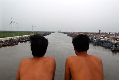 2011年8月28日，山东寿光市羊口镇。捕鱼船停在小清河进入渤海的口岸。牛光 摄