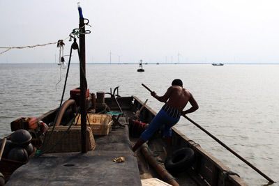 2011年，山东寿光市羊口镇，渔民驾船驶向小清河入海口。牛光 摄