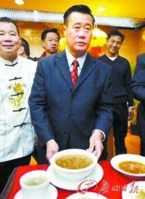 华裔议员介绍鱼翅汤。