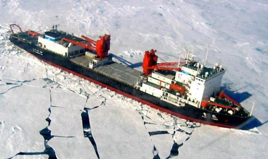 资料图：我国极地破冰船雪龙号在南极。