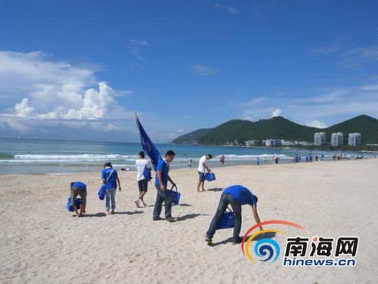 国际海岸清洁日：志愿者清洁三亚沿海沙滩[图]